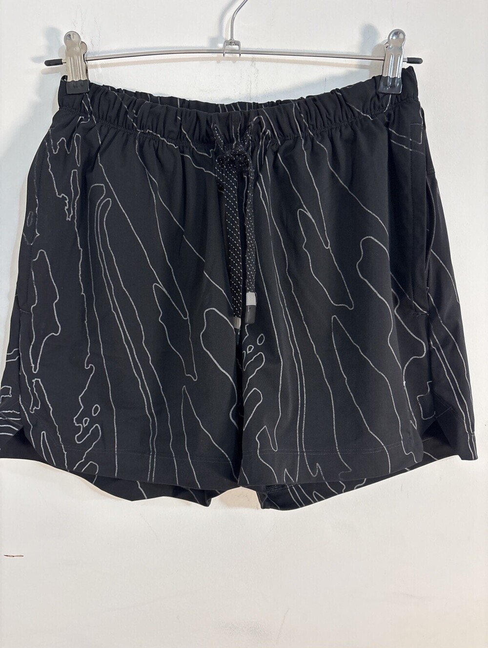 Fabletics The One Short Men's Size Small Black Reflective Wave Pattern